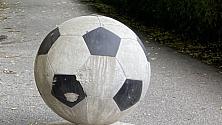 Fotboll i betong på cykelvägen